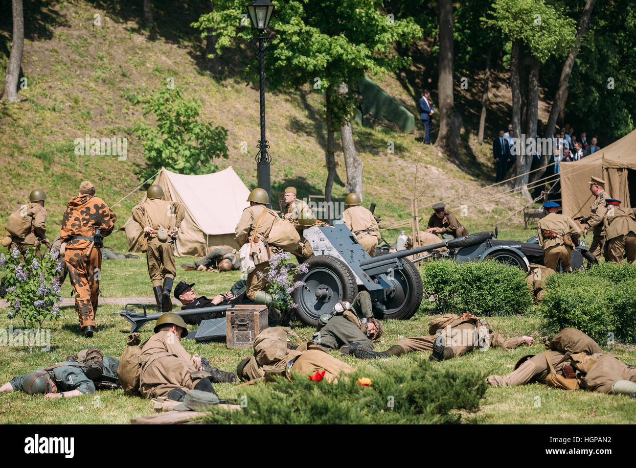 Gomel, Bélarus - 9 mai 2016 : le russe et soviétique, les soldats de la Wehrmacht Reenactors sur le champ de bataille après bataille. Scène de Reconstitution Historique DE LA SECONDE GUERRE MONDIALE Banque D'Images