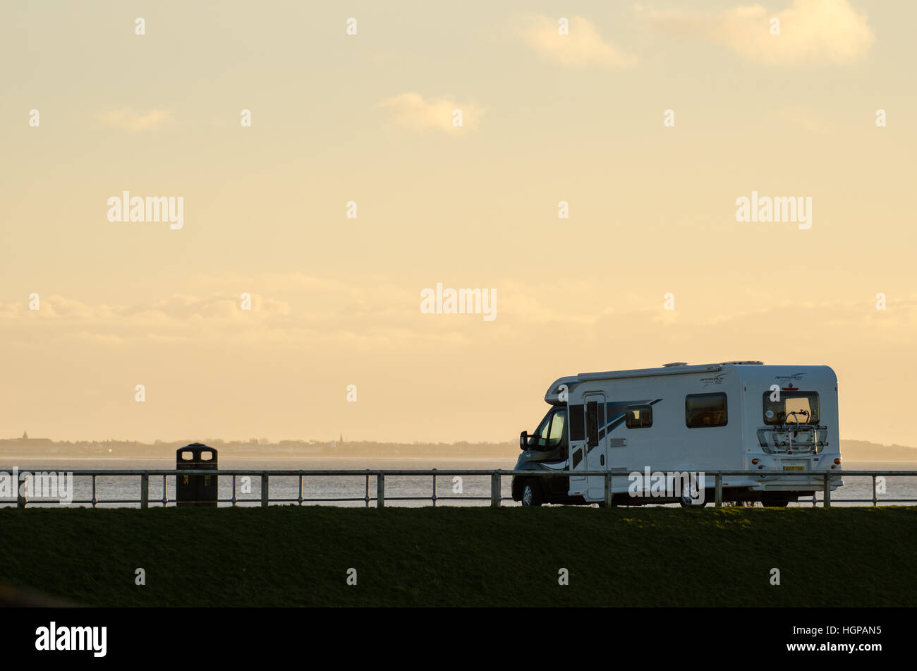 Un motor home Camping-stationné sur la Ribble estuary at Fairhaven, Lytham au coucher du soleil Banque D'Images