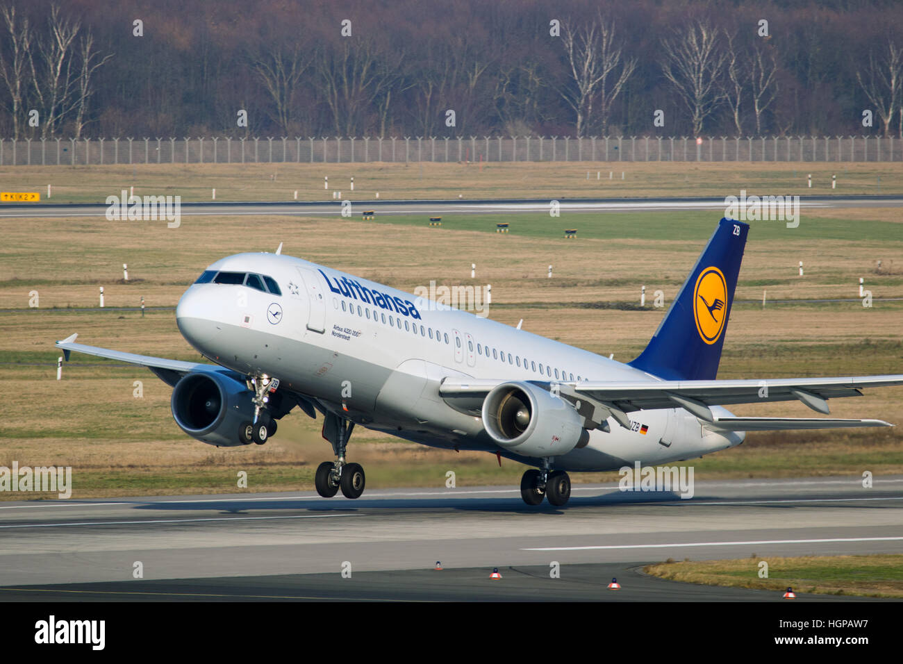 Airbus A320-200 de la Lufthansa au départ de l'aéroport de Düsseldorf. Banque D'Images