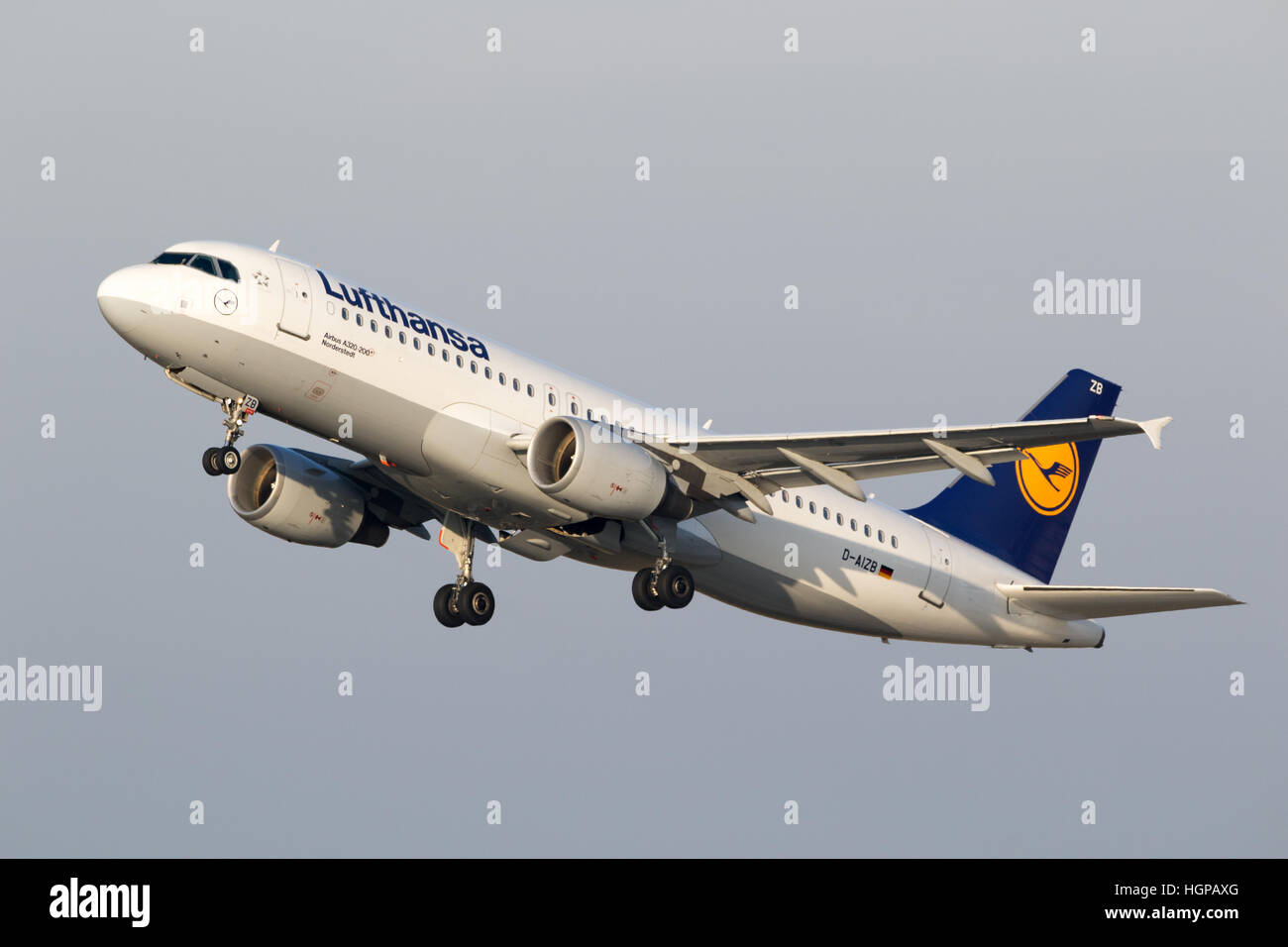 Airbus A320-200 de la Lufthansa au départ de l'aéroport de Düsseldorf. Banque D'Images