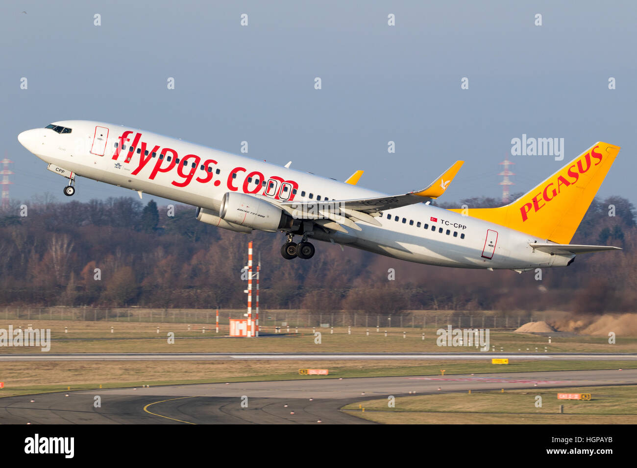 Pegasus Airlines Boeing 737-804(WL) au départ de l'aéroport de Düsseldorf. Banque D'Images