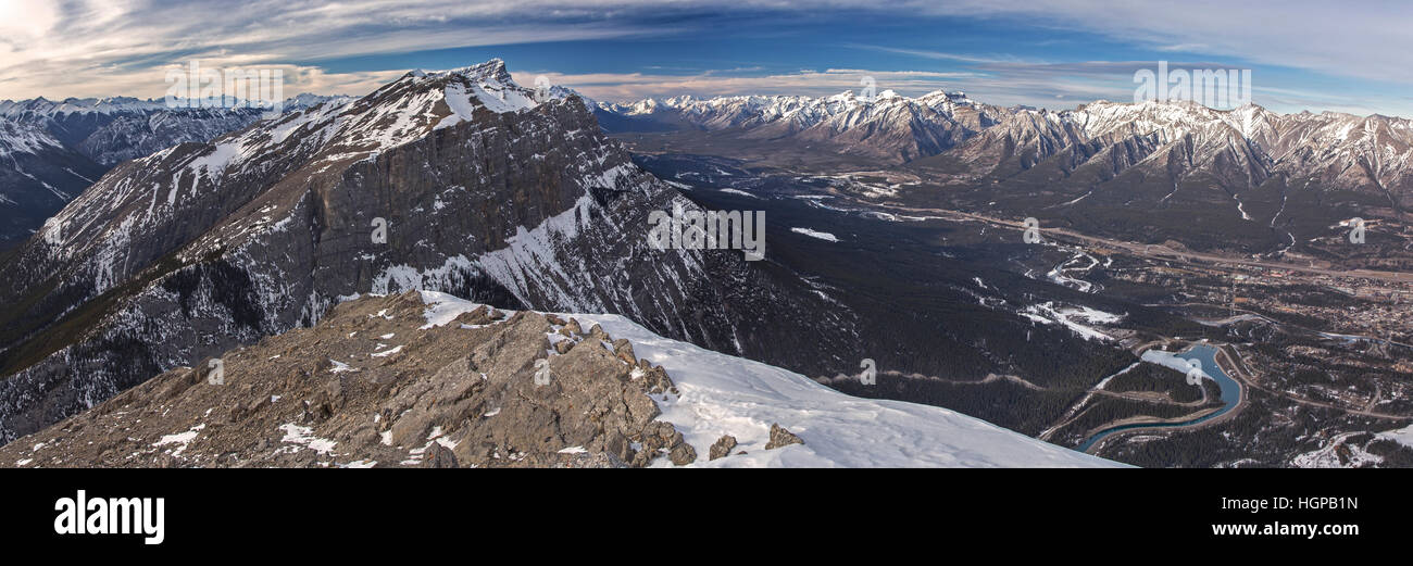 Vue panoramique aérienne du paysage Bow Valley Canmore Skyline d'en haut. Ha Ling Mountain Peak Parc national Banff montagnes Rocheuses canadiennes Banque D'Images