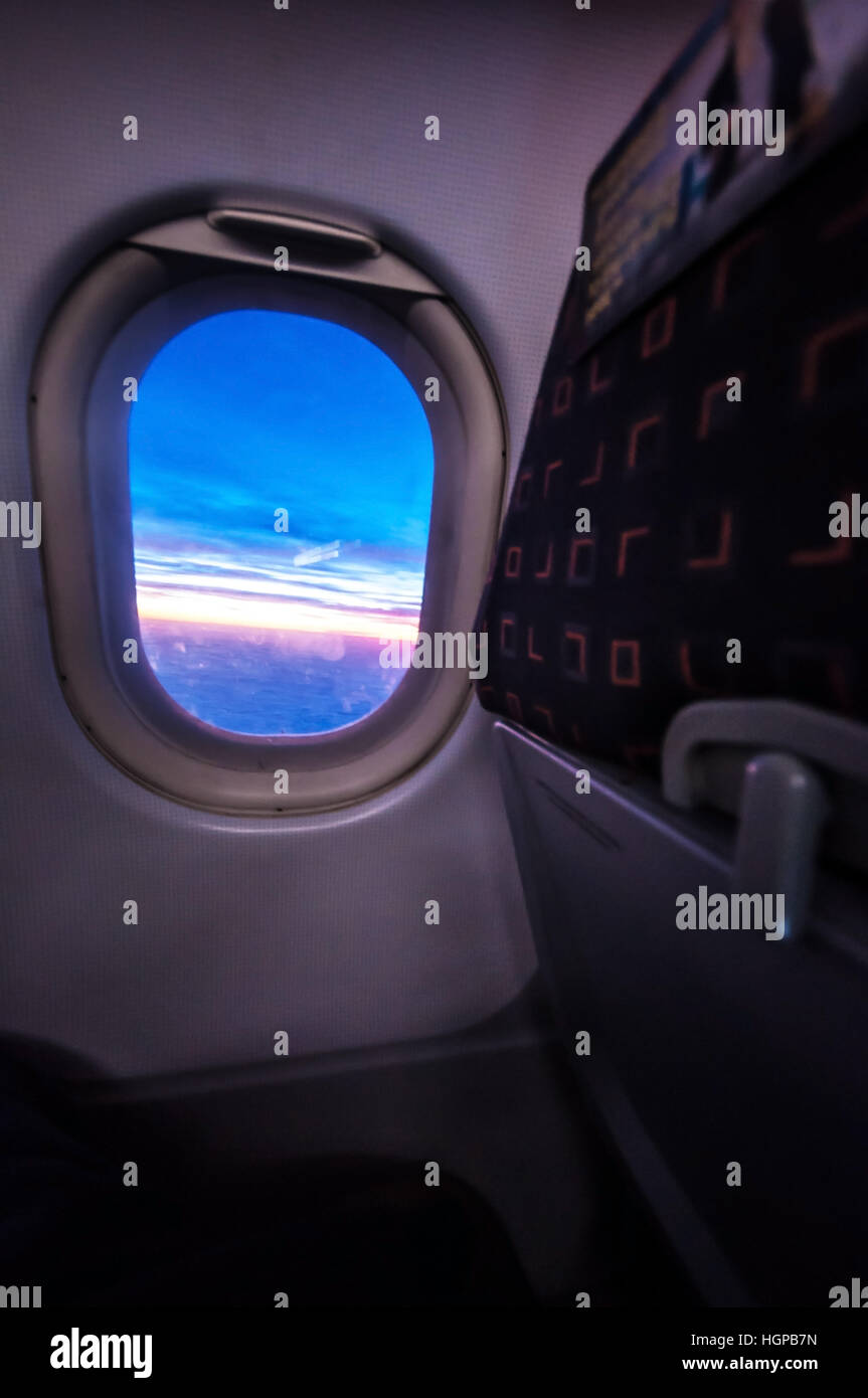 Vue d'un lever de soleil à travers la fenêtre d'un avion, un Airbus A320 easyJet au-dessus de l'Europe. Siège de compagnie aérienne. Fenêtre d'avion easyJet Banque D'Images