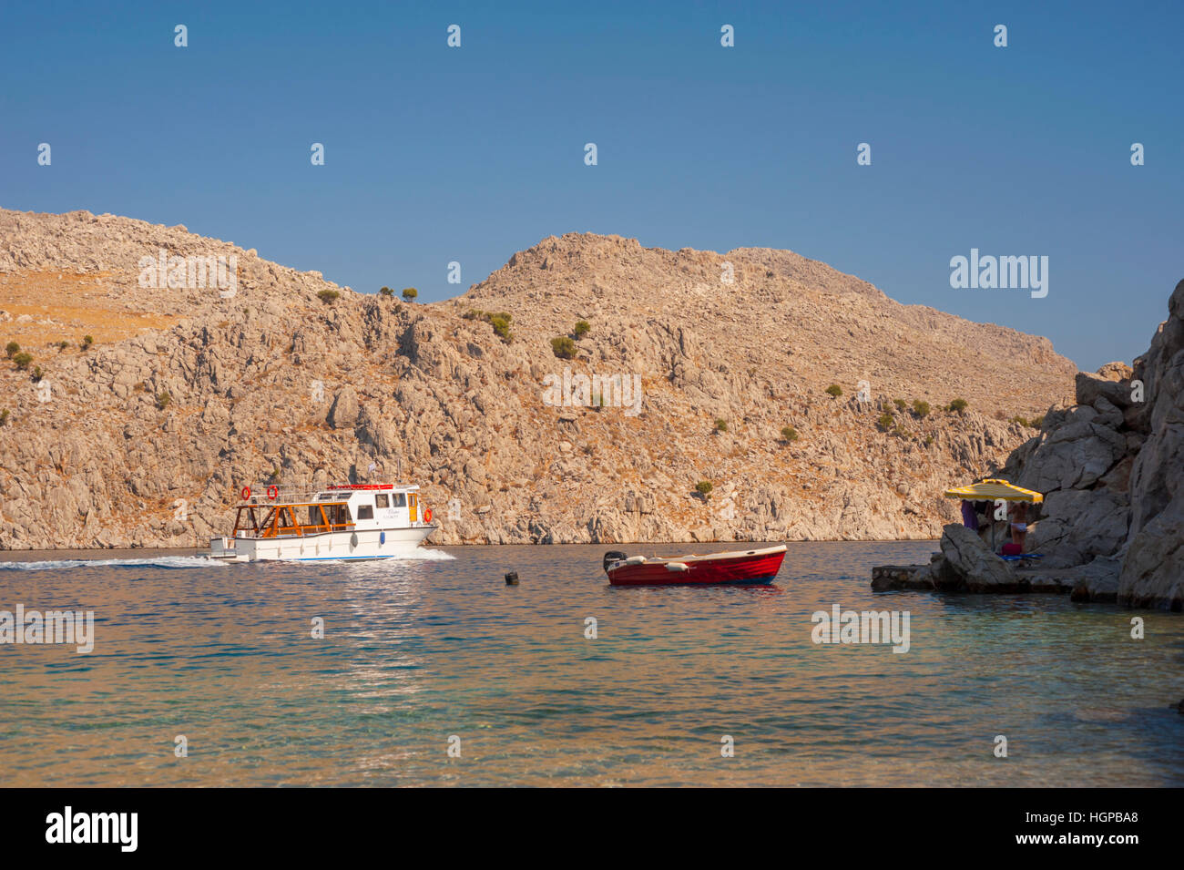 Taxi de l'eau quittant Saint Nicolas Bay sur l'île grecque de Symi Banque D'Images