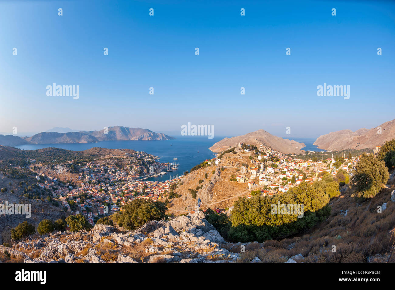 Regardant vers le bas plus de Horio vers le port de Yialos et Pedi Bay sur l'île grecque de Symi Banque D'Images