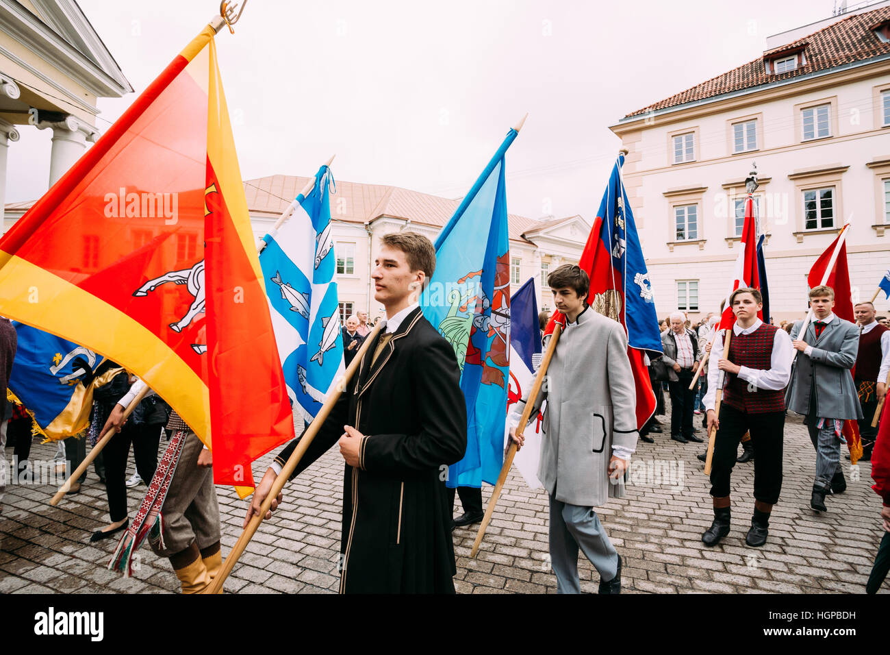 Vilnius, Lituanie - 6 juillet 2016 : les jeunes hommes habillés en costumes traditionnels prennent part à des cérémonies procession avec les drapeaux sur l'État 24. Maison de vacances i Banque D'Images