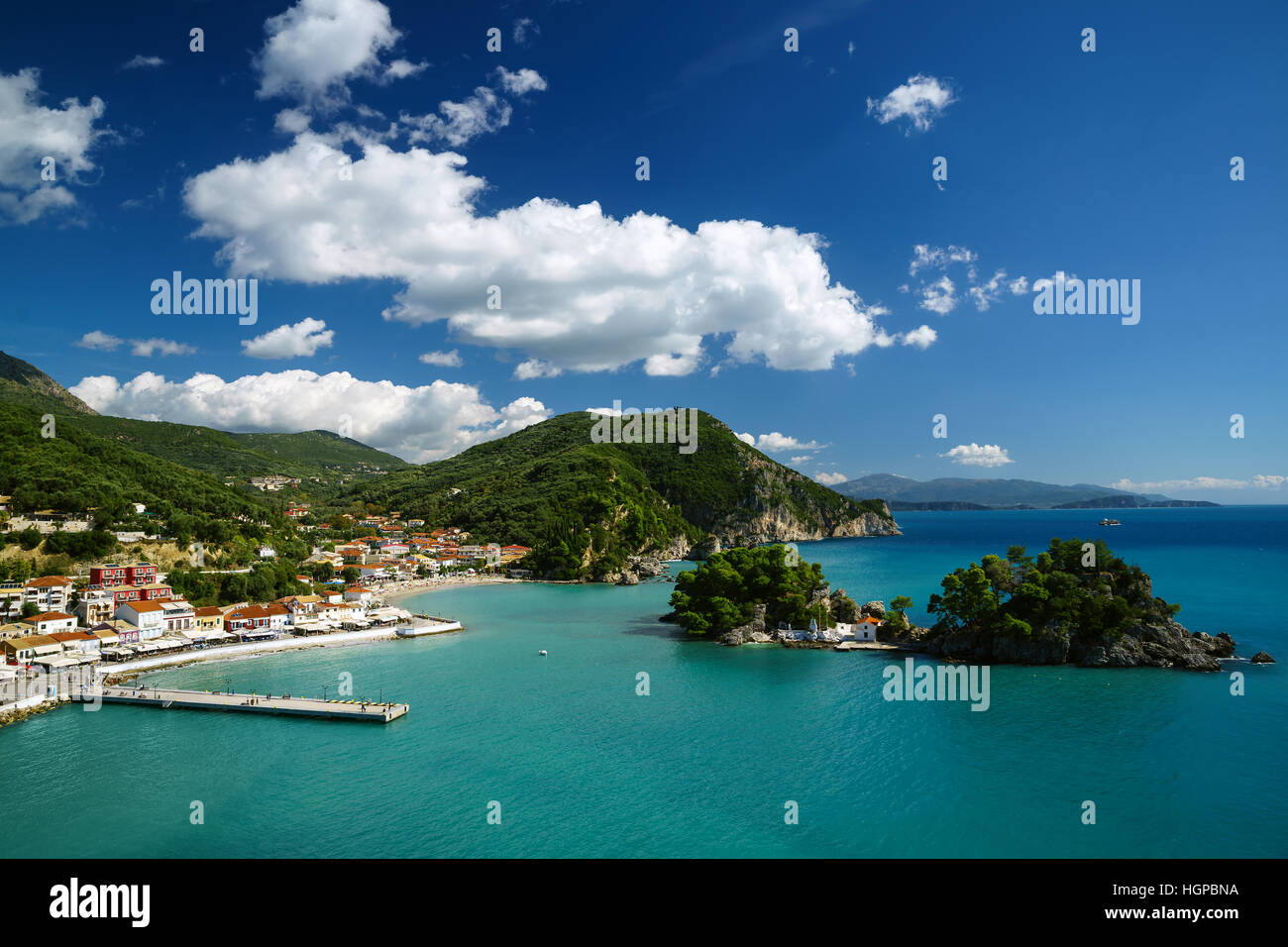 Vue sur la mer Ionienne et Parga, Grèce Banque D'Images