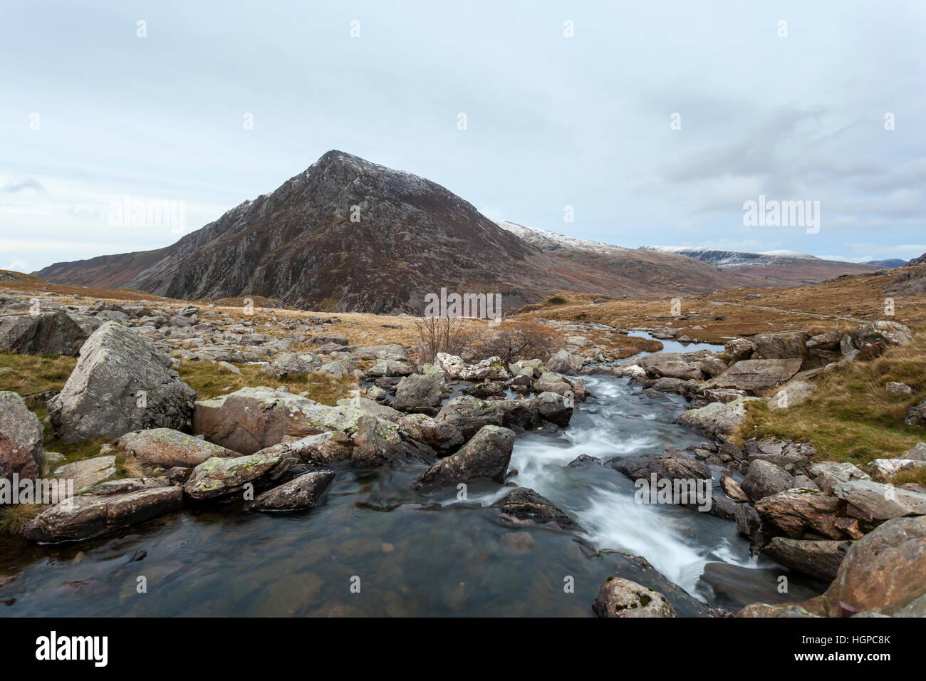 Un ruisseau de montagne quitte Llyn Idwal et se dirige vers la base de Pen An Wen Ole dans l'Ogwen Valley, Snowdonia, Banque D'Images