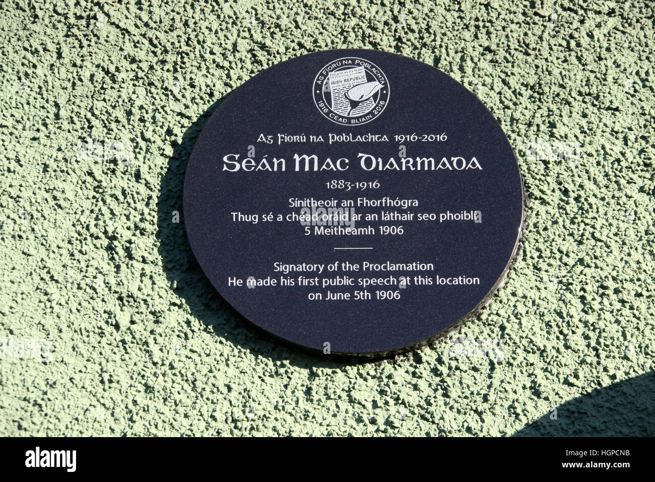 Sean Mac Diarmada plaque à l'Ancient Order of Hibernians building à Belfast Banque D'Images