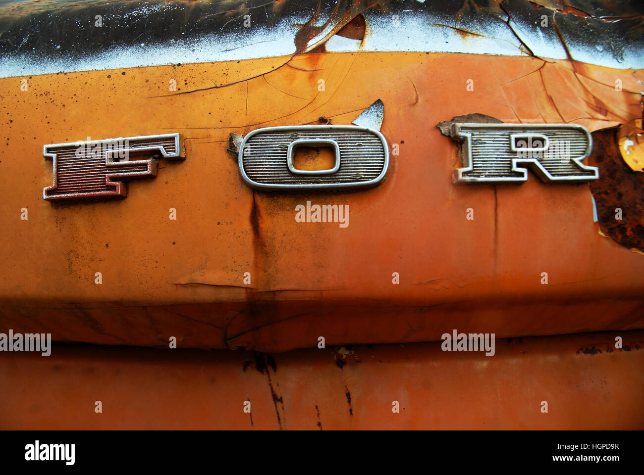 De près de l'avant d'un antique chariot. Se concentrer sur les détails sur le nom d'un insigne FORD, Tyrone, Queensland, Australie. Banque D'Images