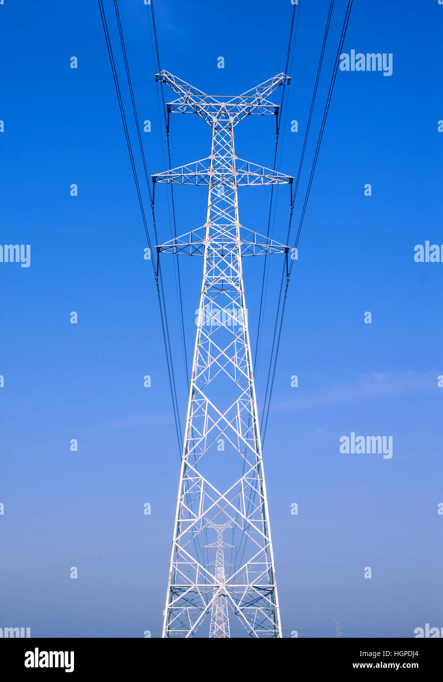 Lignes à haute tension et des pylônes sur le ciel Banque D'Images
