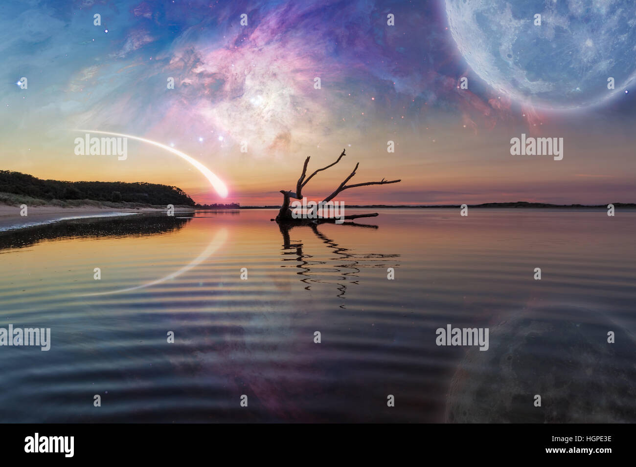 Paysage fantastique avec driftwood reflétant dans l'eau, immense planète dans le ciel, Galaxy et Comet. Éléments de cette image sont meublées par la NASA Banque D'Images