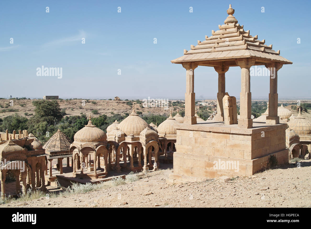 Bada Bagh (ou Bara Bagh) et les chhatris monuments à Jaisalmer royals (cénotaphe, cimetière ou mausolée), Jaisalmer, Inde. Banque D'Images