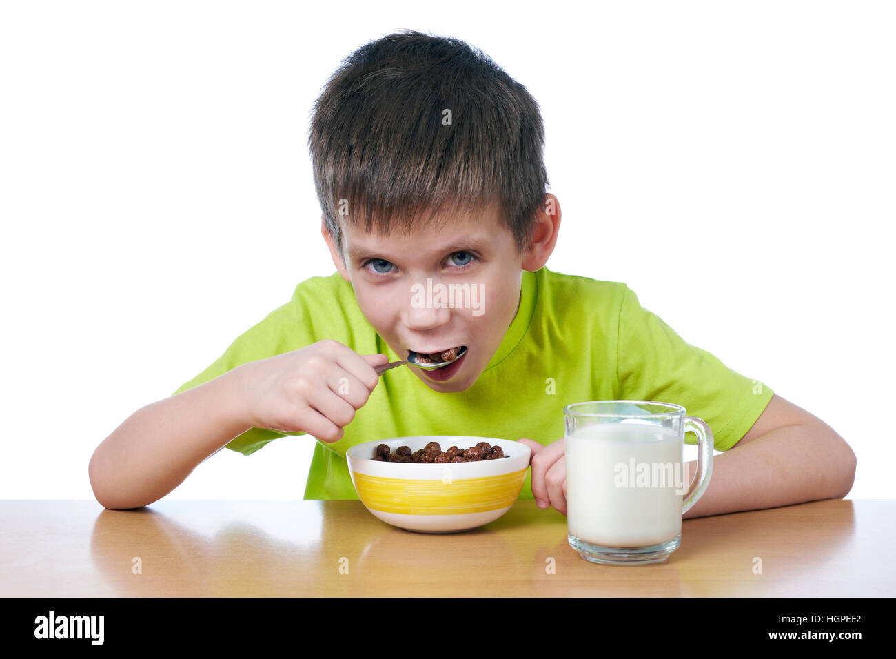 Little Boy eating breakfast blanc isolé Banque D'Images