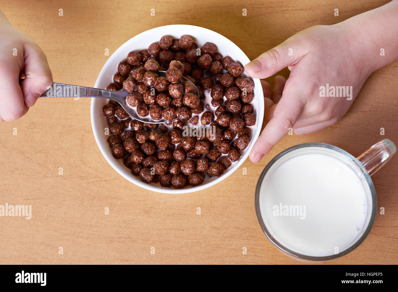 Boules au chocolat Céréales et verre de lait sur le petit déjeuner Banque D'Images