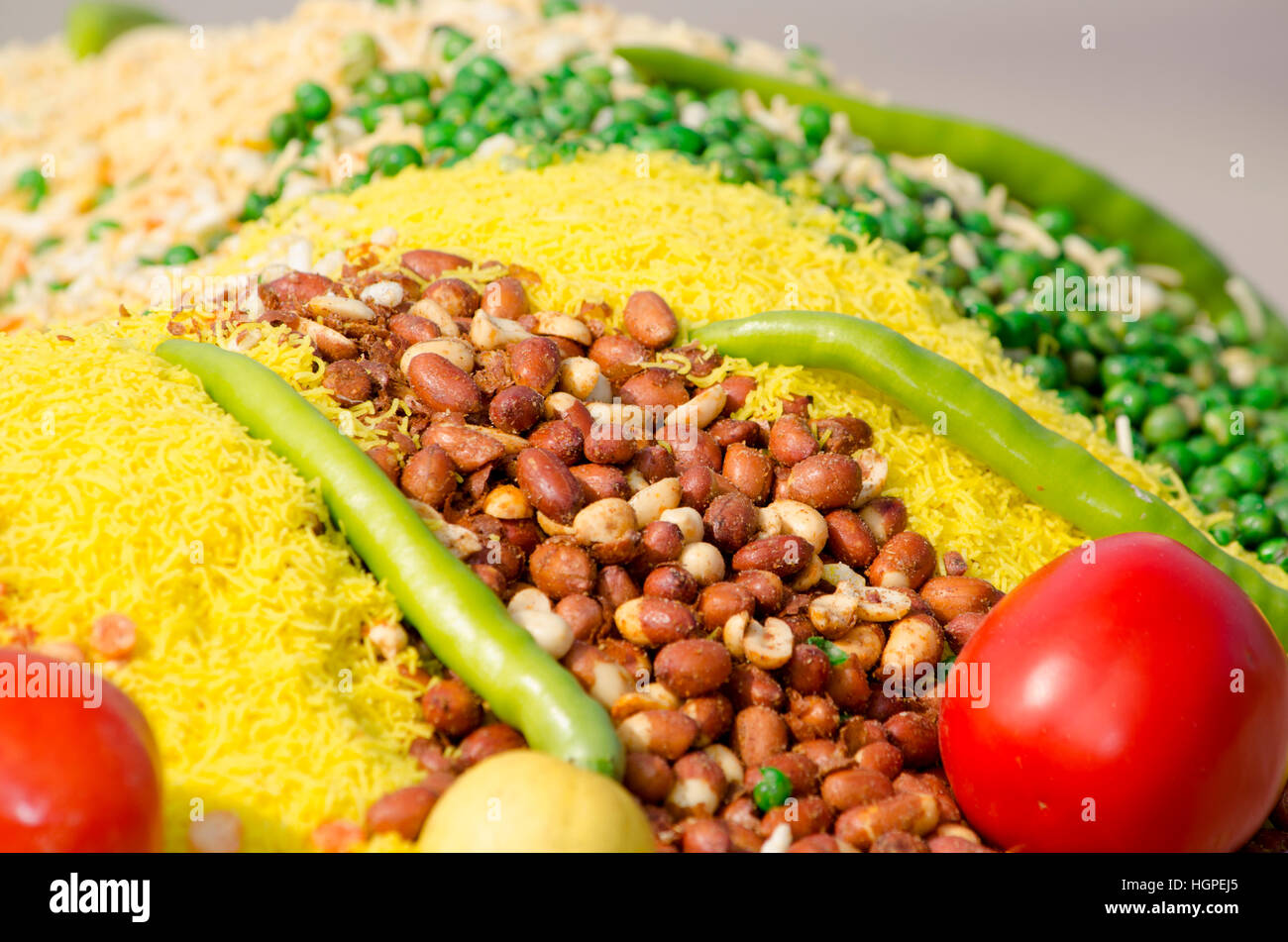 La cuisine indienne de la nourriture sur un plateau, le riz, les noix, le poivre, les tomates, les Indiens, cuisine, des pois, de la nourriture, un bac d'alimentation de rue, Banque D'Images