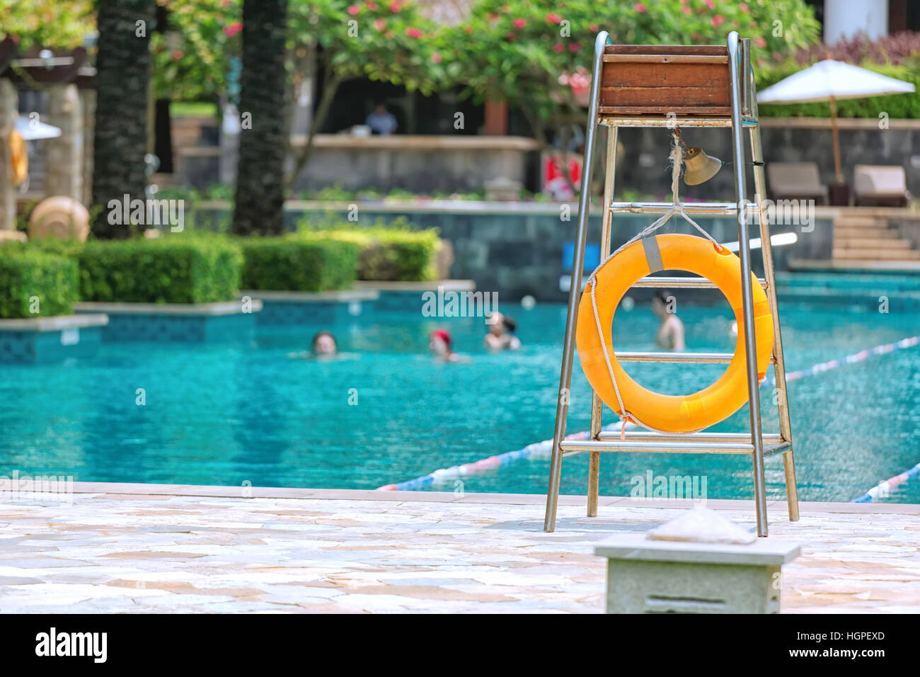 Sur une bouée lifeguard tower à côté de piscine dans une cour de l'hôtel Banque D'Images