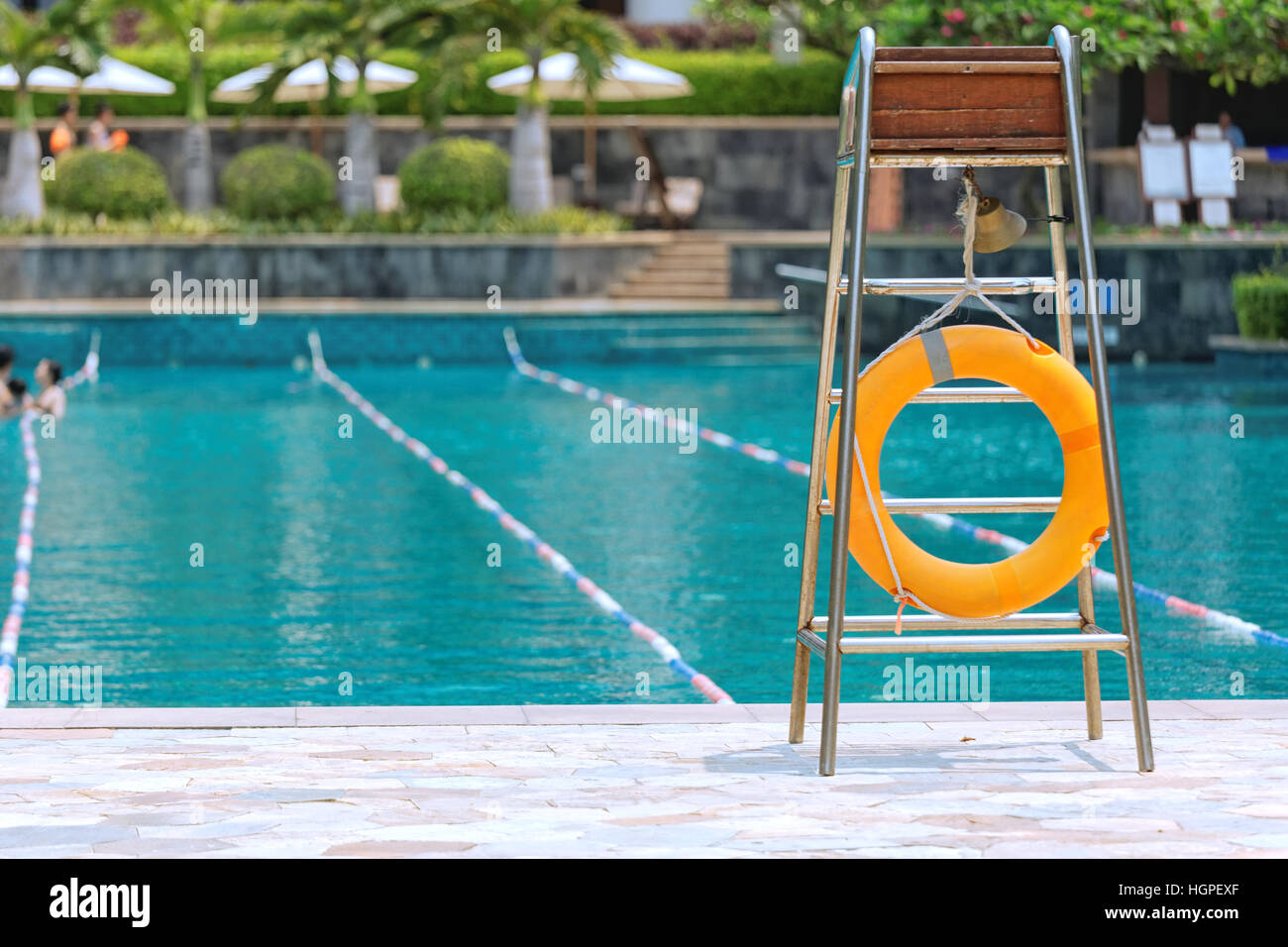 Sur une bouée lifeguard tower à côté de piscine dans une cour de l'hôtel Banque D'Images