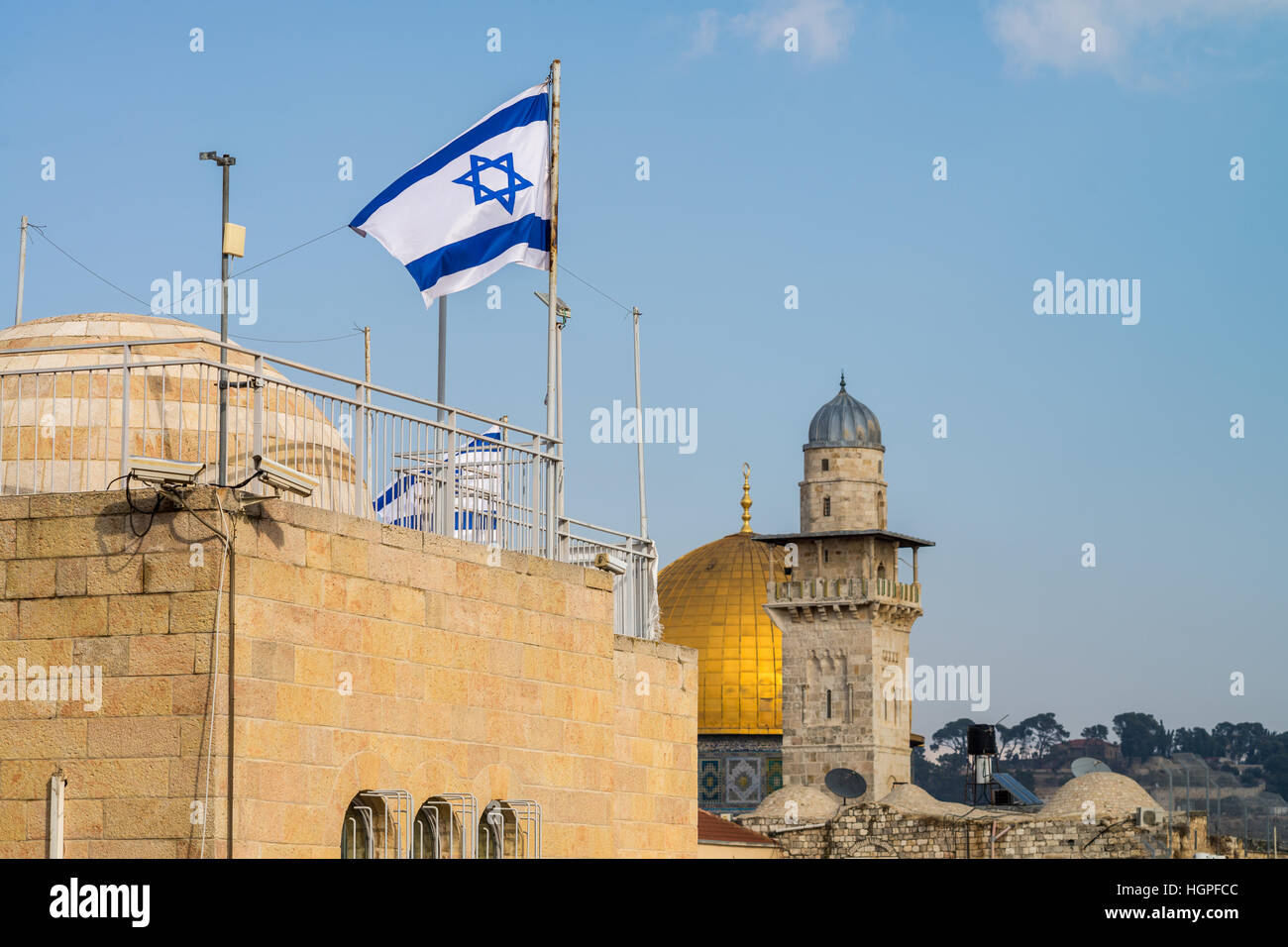 Des drapeaux israéliens sur le quartier juif avec la vue de Bab al-Silsila Minaret et Dôme du Rocher, sur le mont du Temple, Jérusalem, Israël Banque D'Images