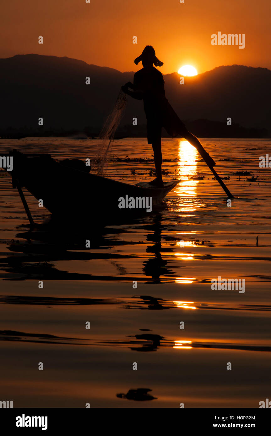 Silhouette d'un pêcheur dans le coucher de soleil au lac Inle en Birmanie Banque D'Images