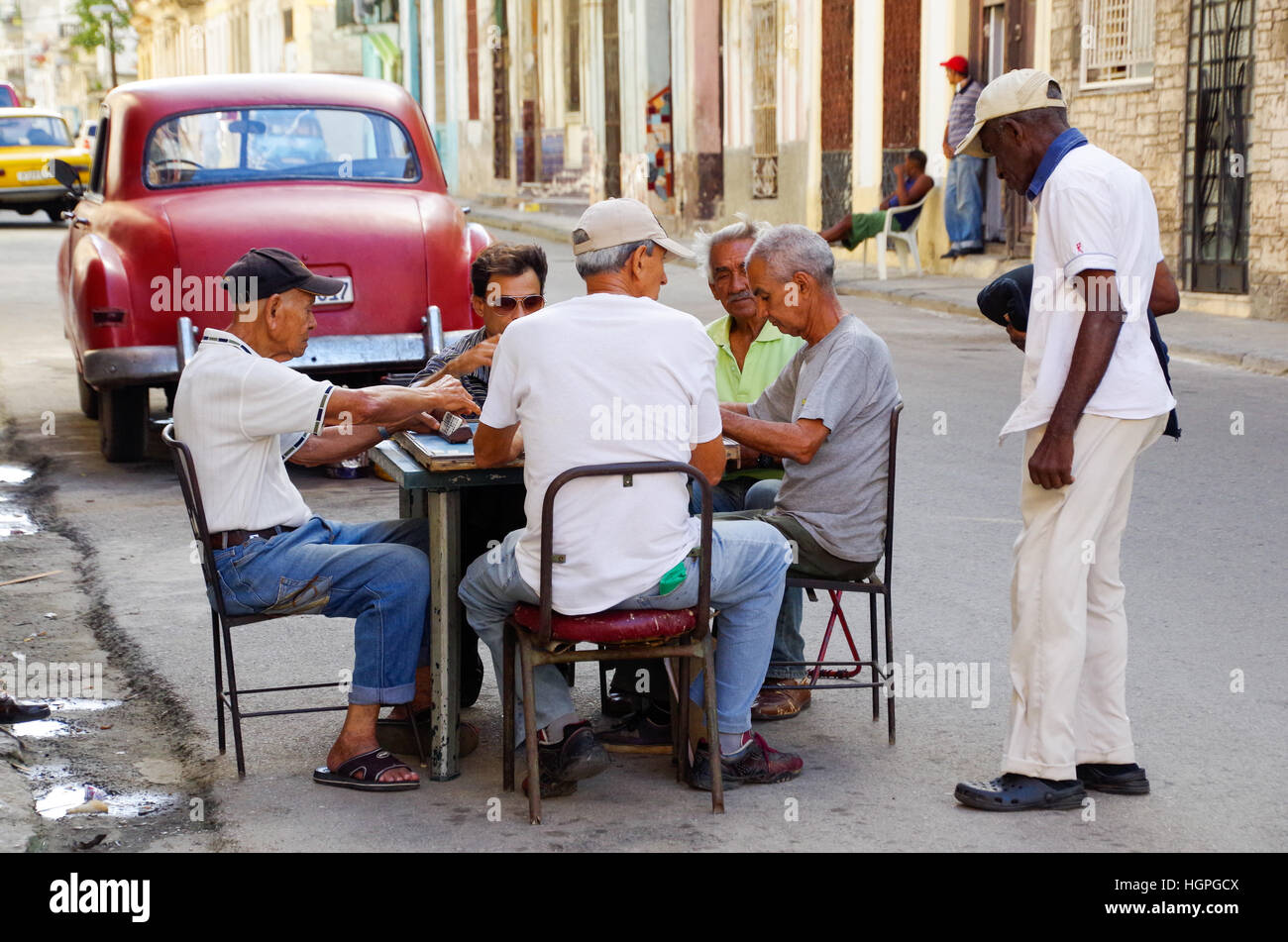 De vieux amis à jouer aux dominos dans la rue à La Havane, Cuba Banque D'Images