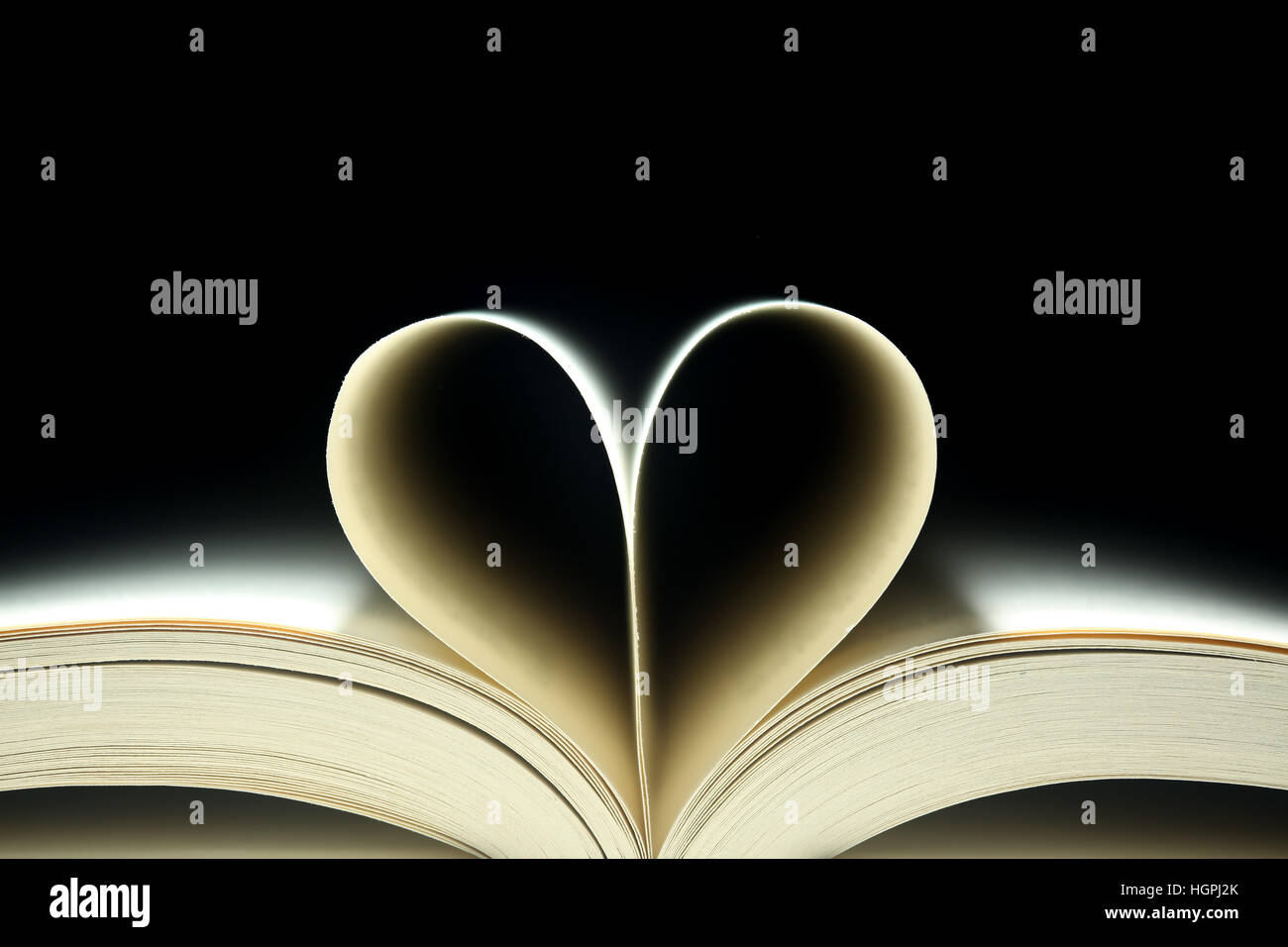 Les pages d'un livre en forme de cœur Banque D'Images