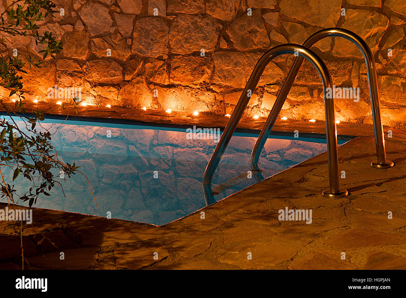 Photo de nuit d'une villa piscine eau Banque D'Images