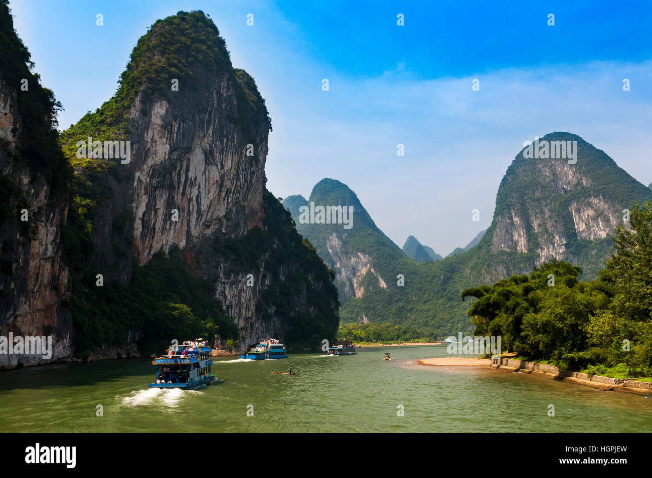 Bateaux à passagers et des radeaux dans la rivière Li dans la région de l'Guagxi en Chine ; Concept pour voyager en Chine Banque D'Images