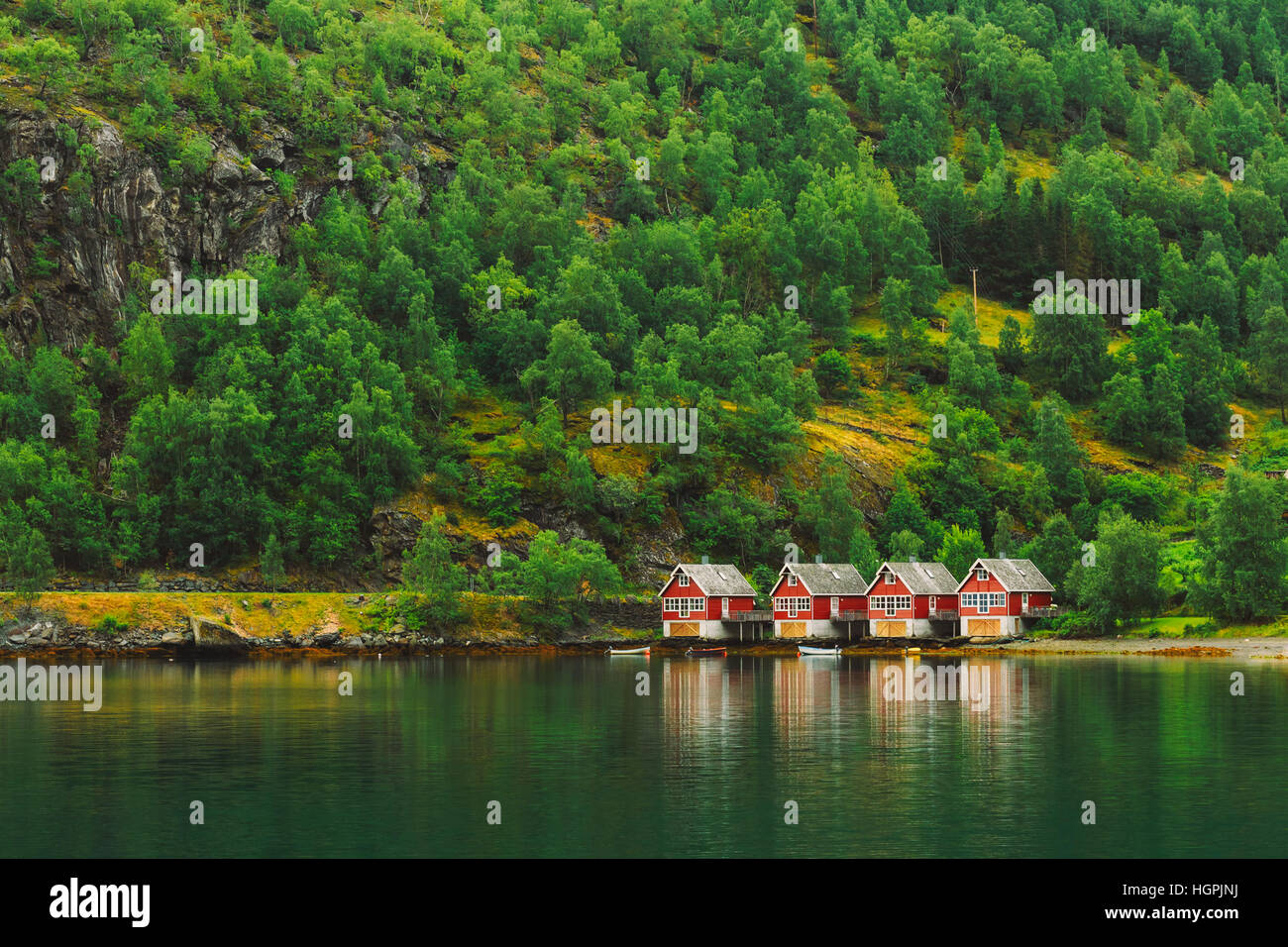 Les quais de bois rouge dans la petite ville touristique de Flam Sur le côté ouest de la Norvège dans les fjords profonds. Arrière-plan de la forêt Banque D'Images