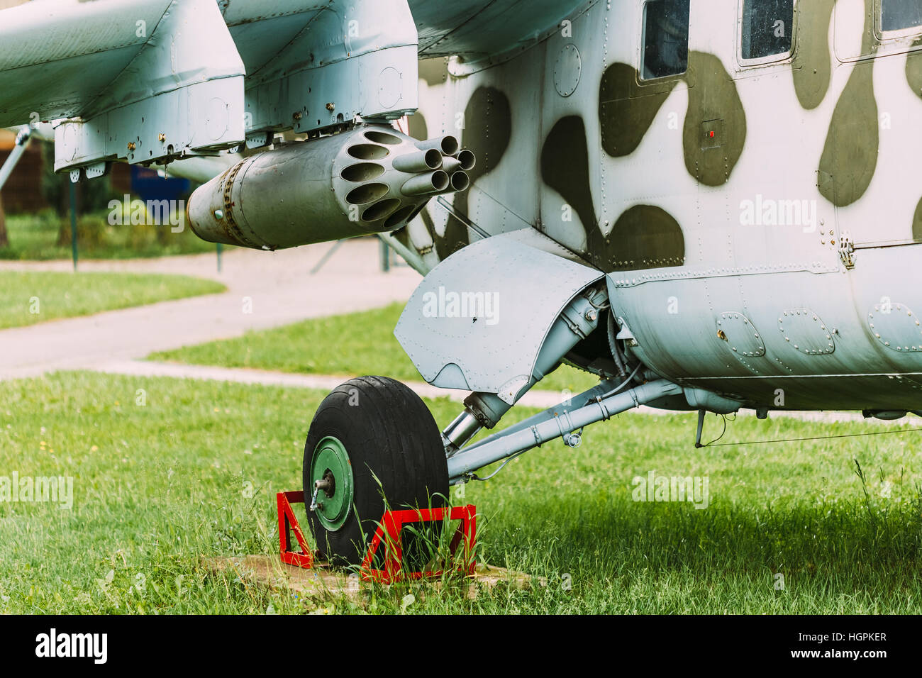 Châssis et suspension d'armes militaires sur pylône d'hélicoptère militaire russe soviétique. Banque D'Images