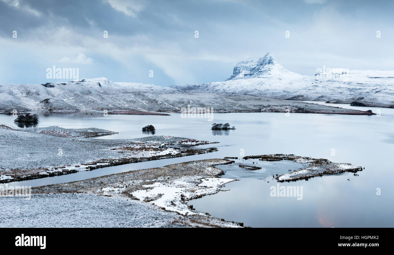 Suilven se reflétant dans les eaux de la came loch avec thundersnow sur la route de la côte nord de l'Assynt, 500, Elphin, Ecosse, Royaume-Uni Banque D'Images