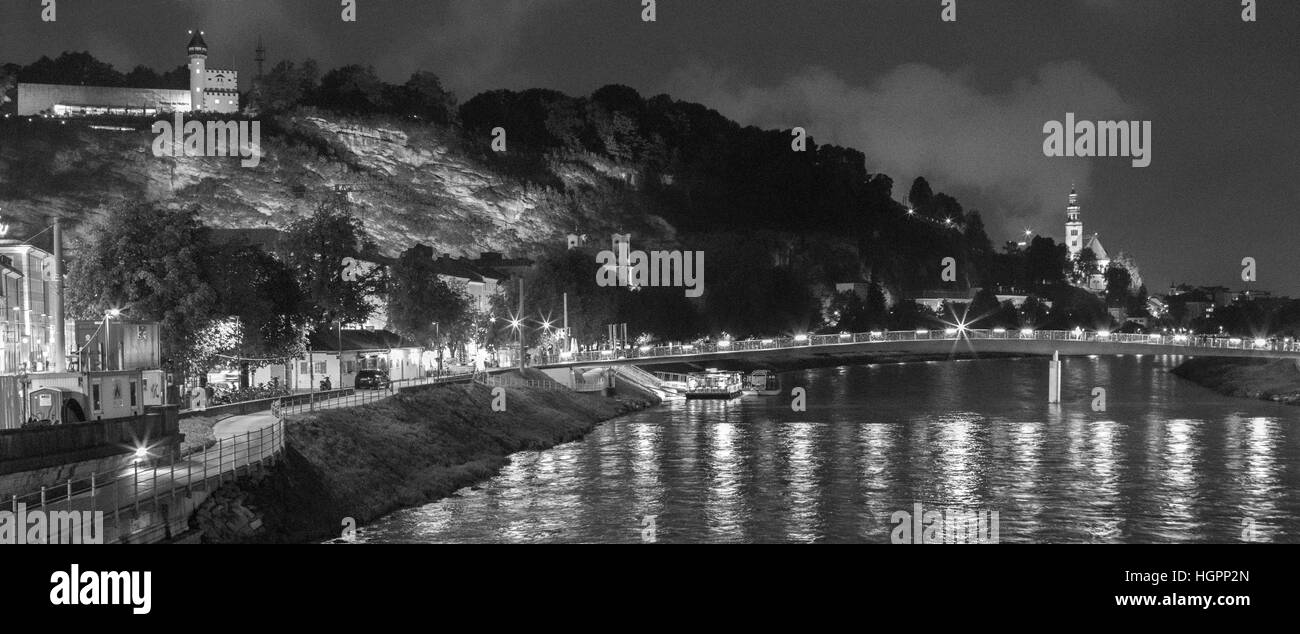 Vue de Salzbourg et la rivière Salzach la nuit Banque D'Images