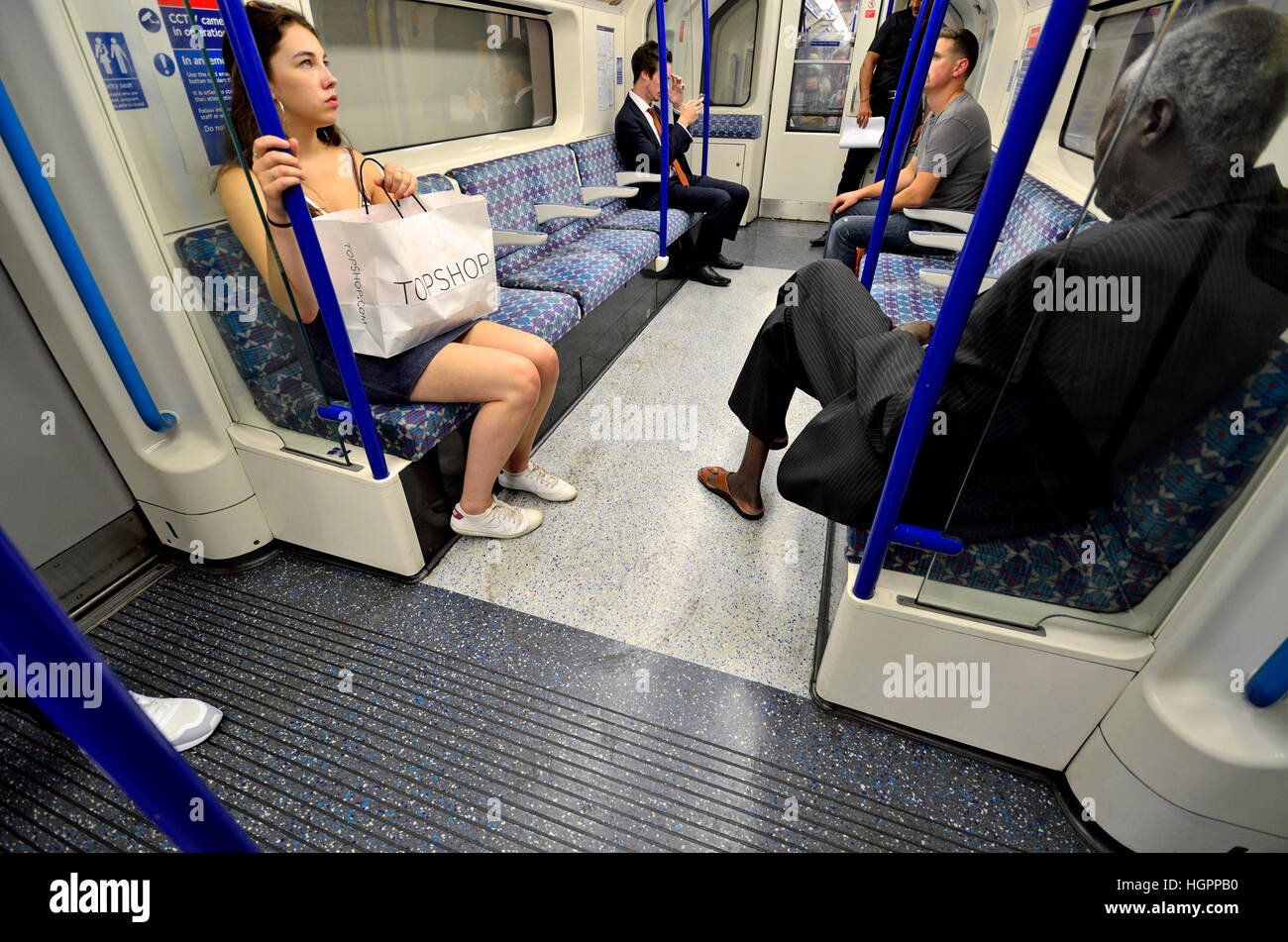 Londres, Angleterre, Royaume-Uni. Les gens sur un train de tube Banque D'Images