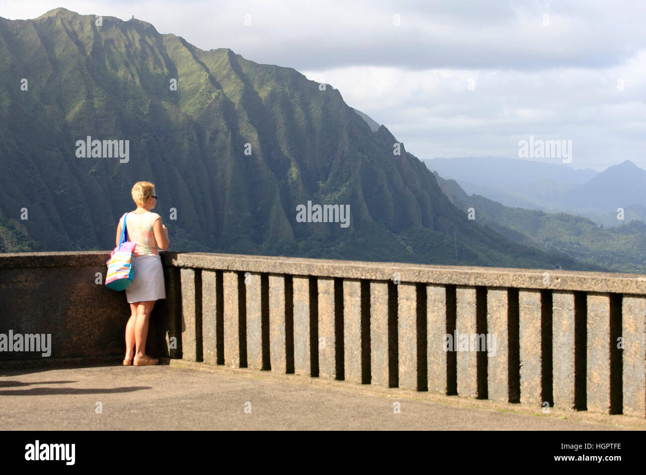 Une femme à la recherche sur la belle Nuuanu Pali sur Oahu, Hawaii Banque D'Images