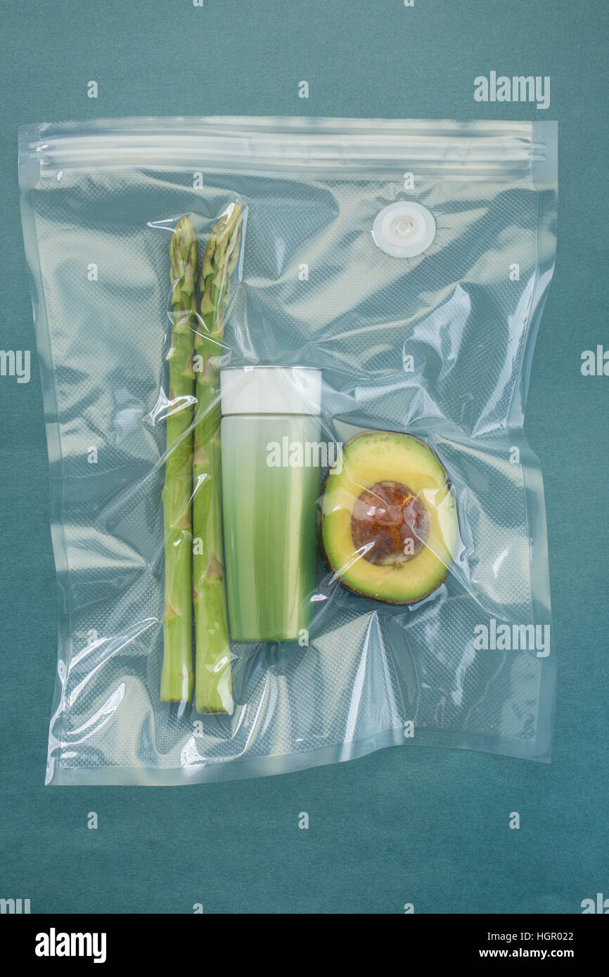 Cosmetic avec légumes et les fruits présentés en sac en plastique Banque D'Images