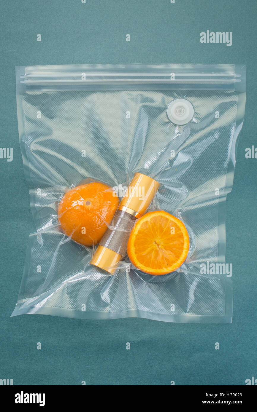 Avec orange cosmétique emballé dans un sac en plastique Banque D'Images