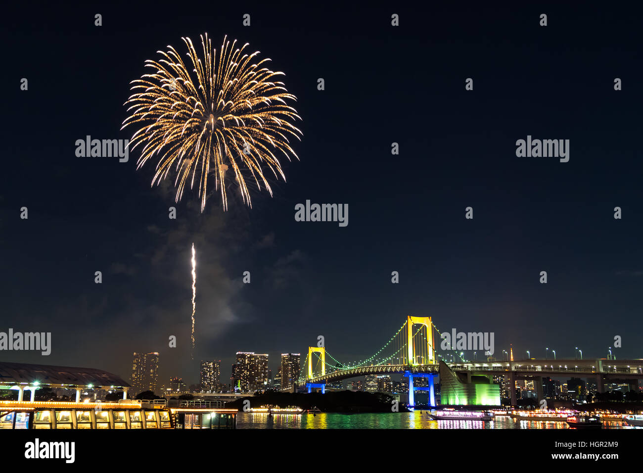 Nightview de pont en arc-en-ciel et d'artifice à Tokyo, Japon. Banque D'Images