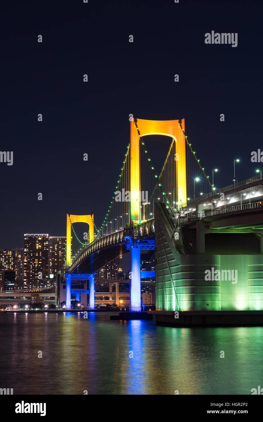 Nightview du Rainbow Bridge à Tokyo, Japon. Banque D'Images