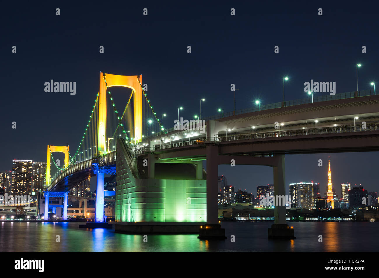 Nightview du Rainbow Bridge à Tokyo, Japon. Banque D'Images
