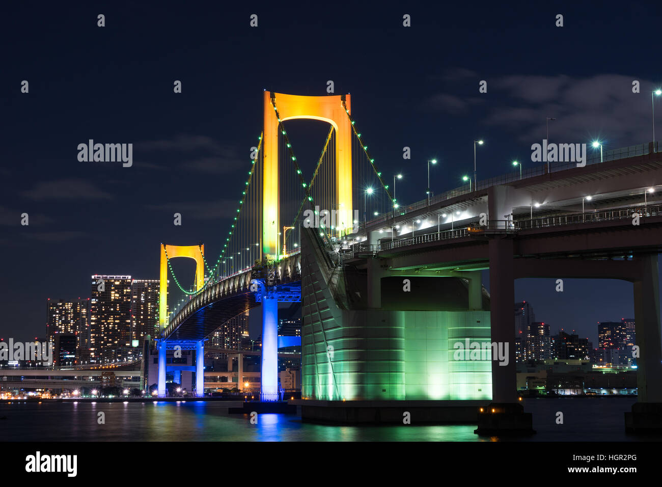 Nightview du Rainbow Bridge à Tokyo, Japon. Banque D'Images