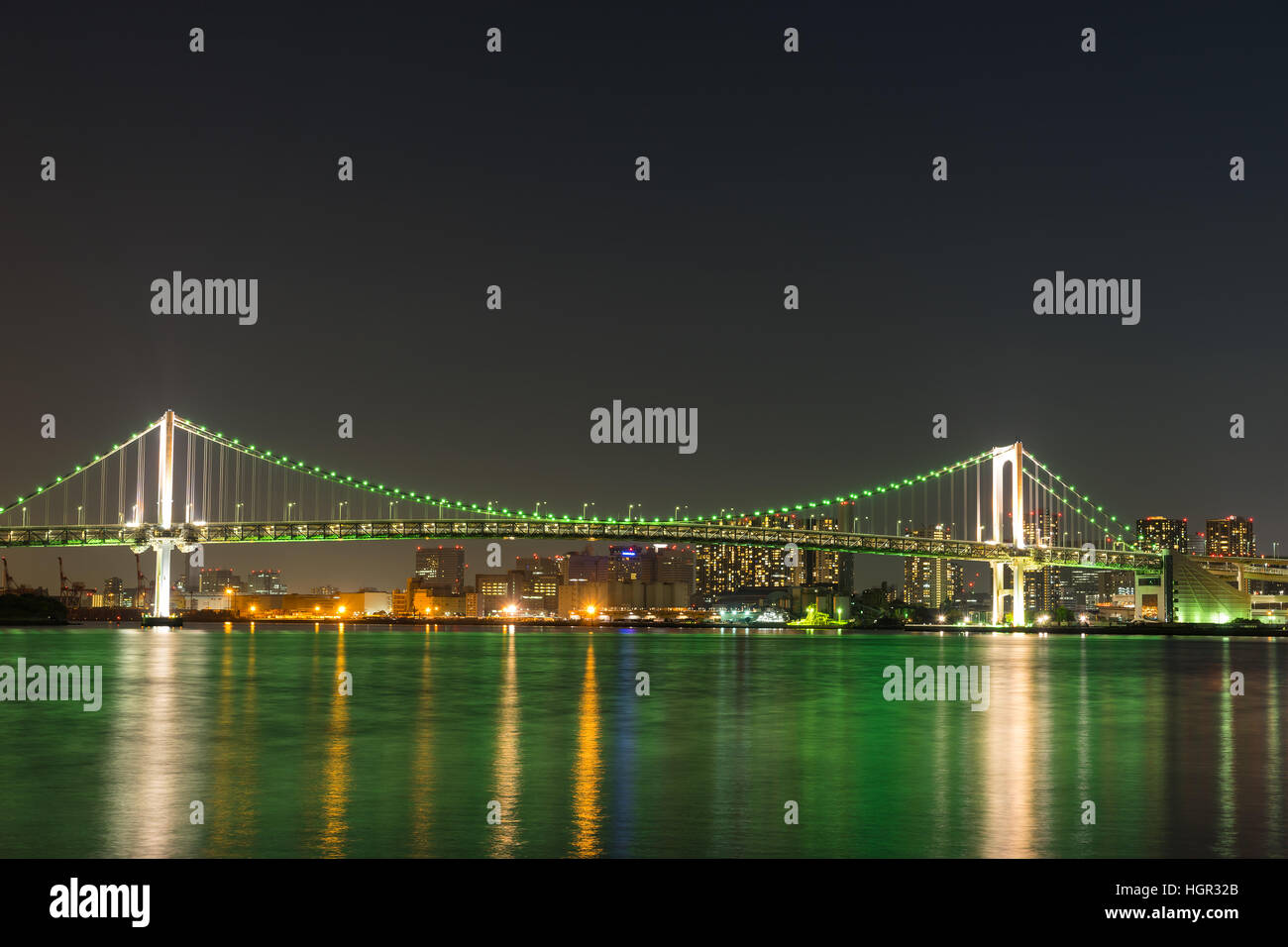 Nightview du Rainbow Bridge à Tokyo, Japon. Banque D'Images