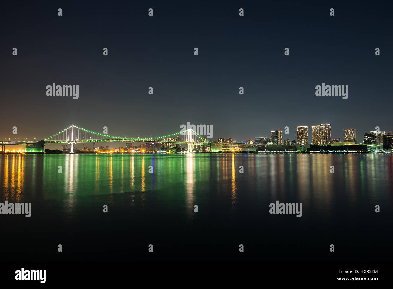 Nightview du Rainbow Bridge à Tokyo, Japon. Banque D'Images