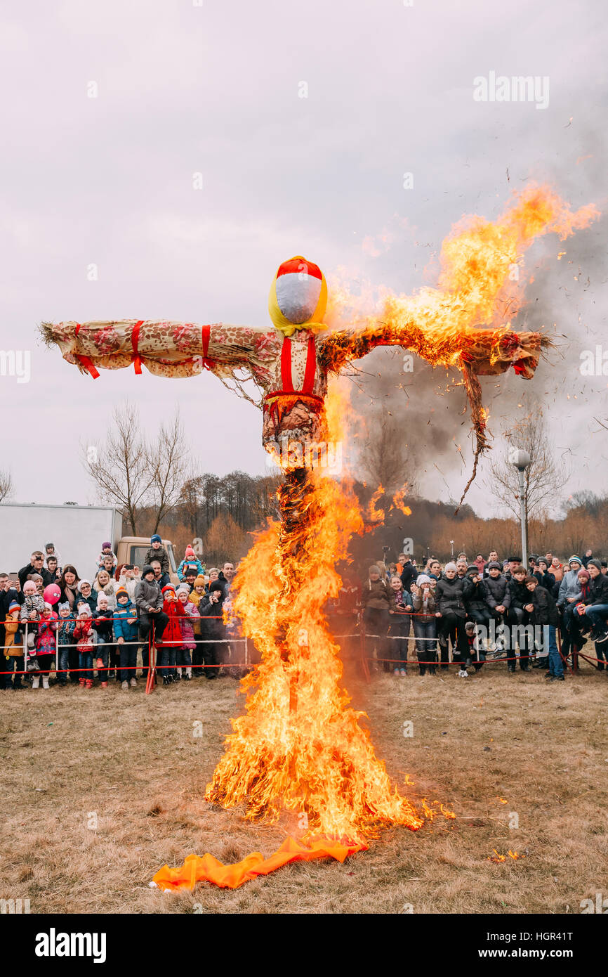 Gomel, Bélarus - Mars 12, 2016 : La scène d'inflammation et de la mort factice symbolisant l'hiver dans la mythologie slave, tradition païenne Banque D'Images