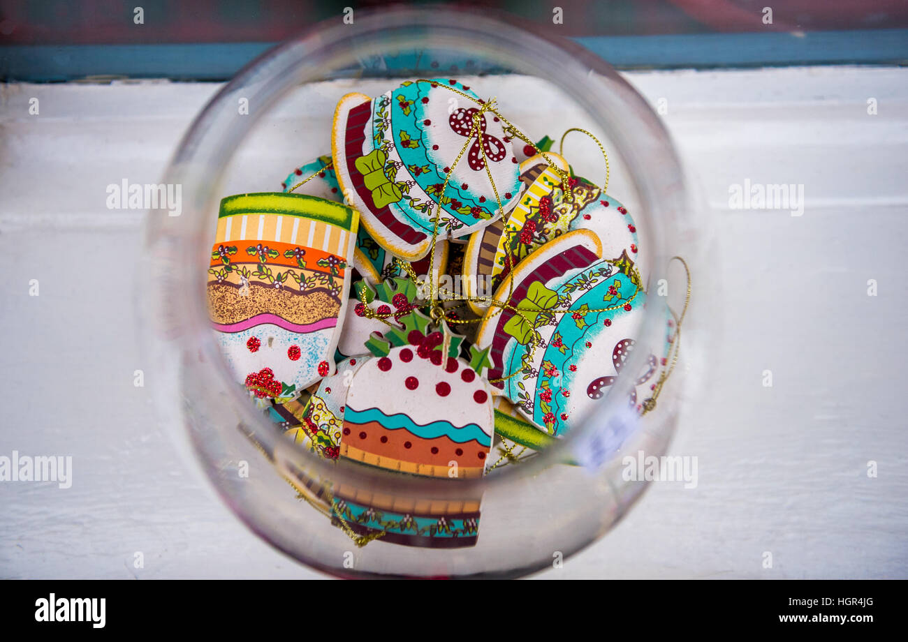 Décorations de Noël étant affichées dans un bol en verre Banque D'Images