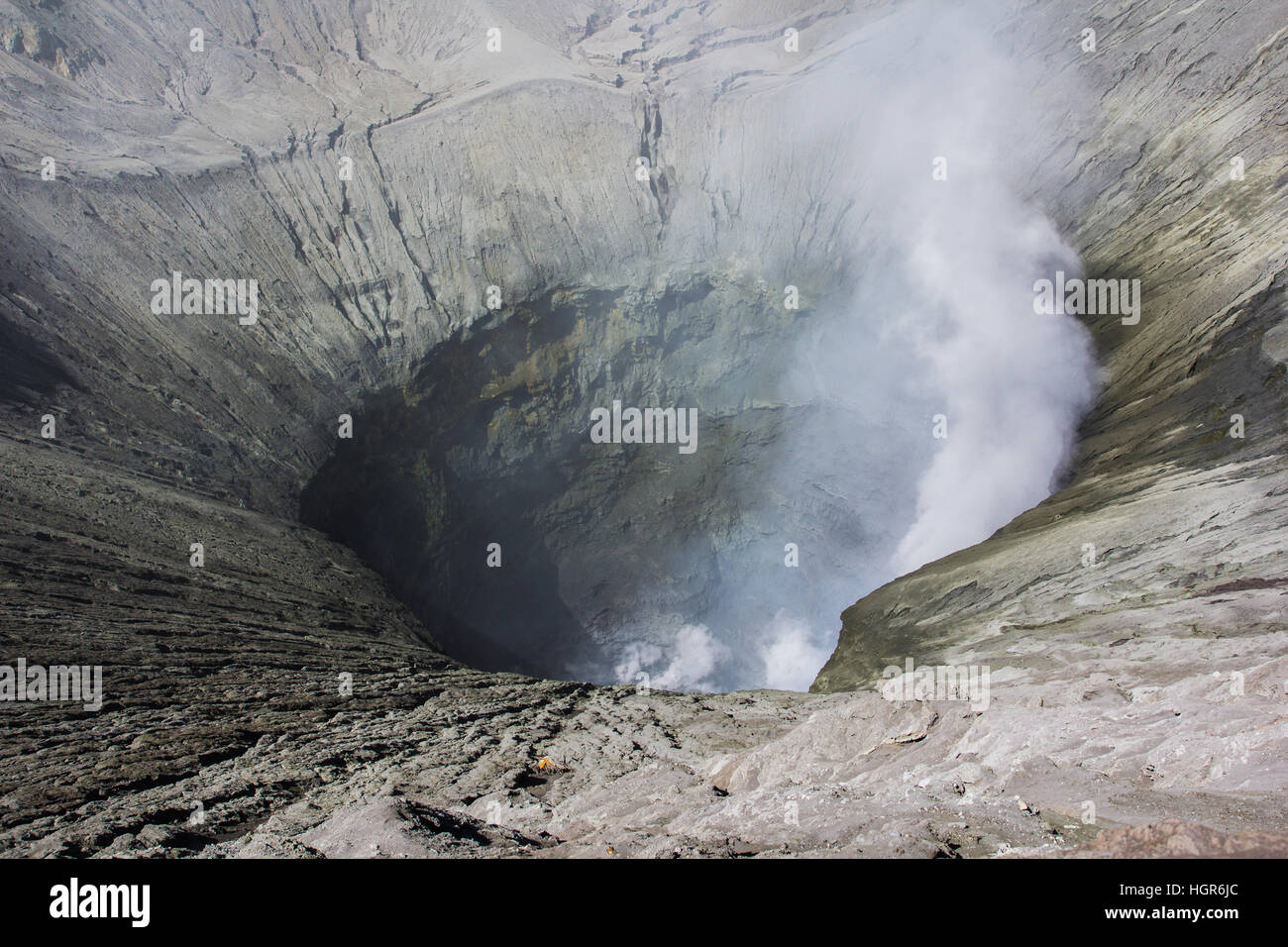 Bromo cratère vocalno avec gaz de fumée, de l'Est de Java, Indonésie Banque D'Images