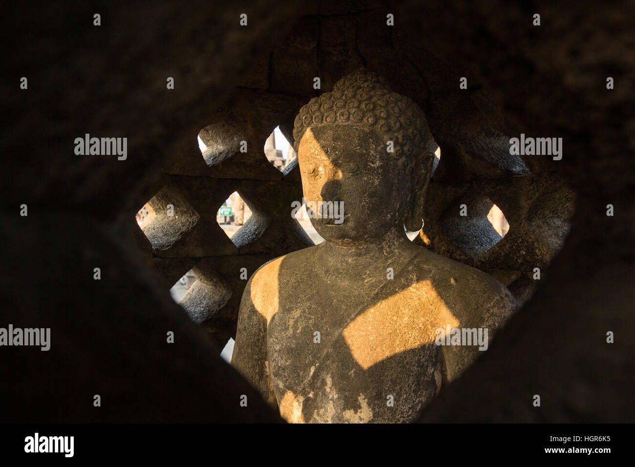 L'image de Bouddha dans la petite pagode au Temple de Borobudur, Yogyakarta, Java, Indonésie. Banque D'Images