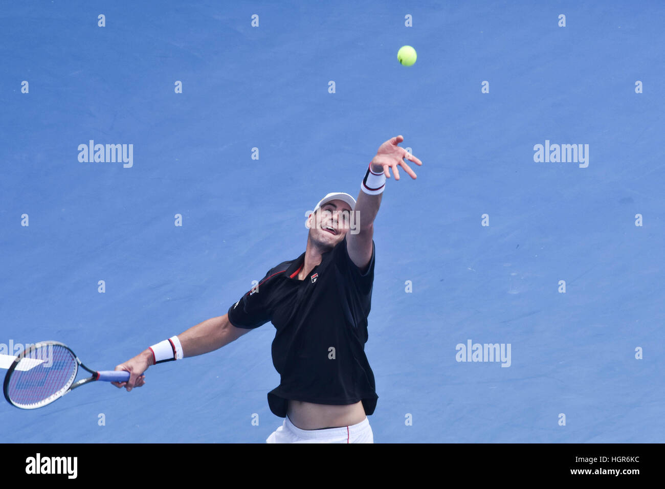 Auckland, Nouvelle-Zélande. 12 Jan, 2017. John Isner États-unis d'sert pendant le quart de finale contre Steve Johnson des États-Unis au tournoi de tennis ATP ASB Classic à Auckland, en Nouvelle-Zélande le Jan 12. Il court de l'automne à son compatriote américain Steve Johnson. © Shirley Kwok/Pacific Press/Alamy Live News Banque D'Images