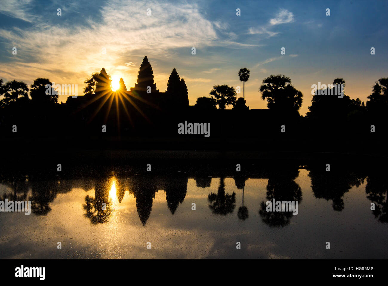 Angkor Wat temple à lever du soleil spectaculaire sunburst reflétant dans l'eau Banque D'Images