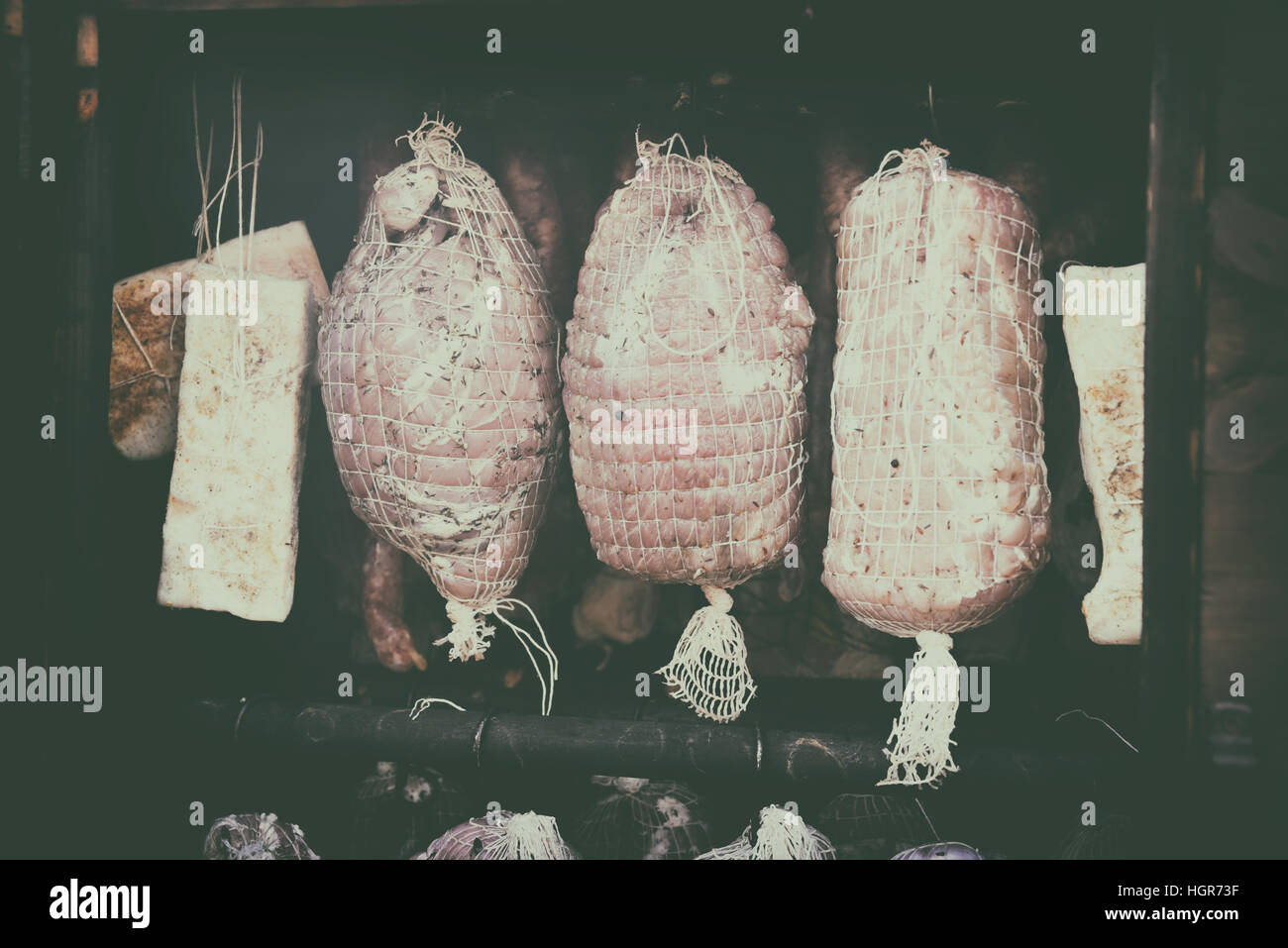 Du jambon, des saucisses dans un fumoir maison Banque D'Images