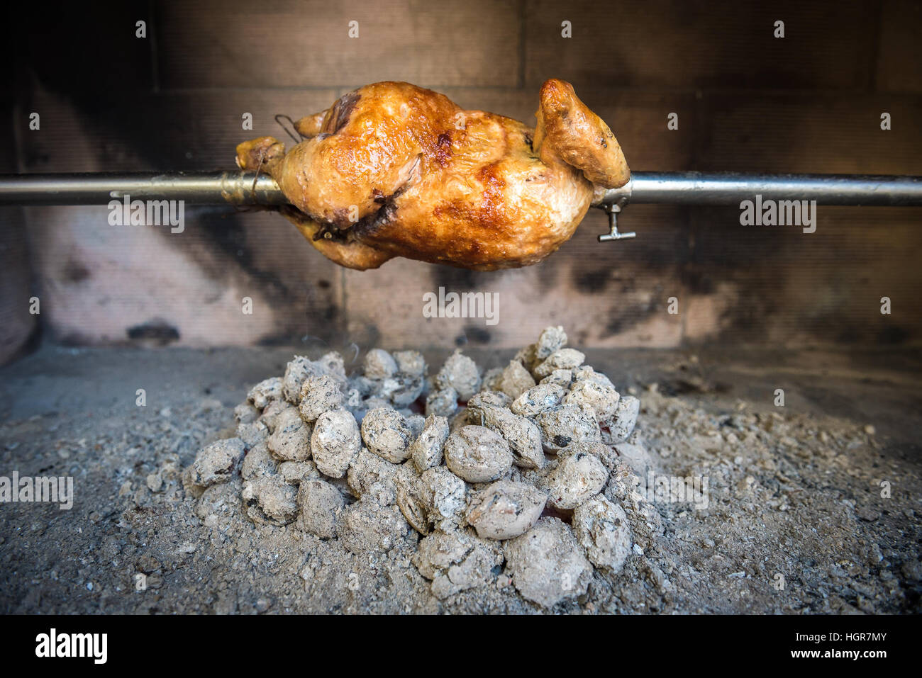 La cuisson du poulet rôti sur le gril à charbon de bois et briquettes dans  le professionnel ou steak house restaurant barbecue Photo Stock - Alamy